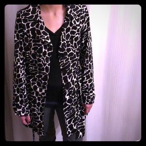 Lightweight Trench in BOLD black and white print